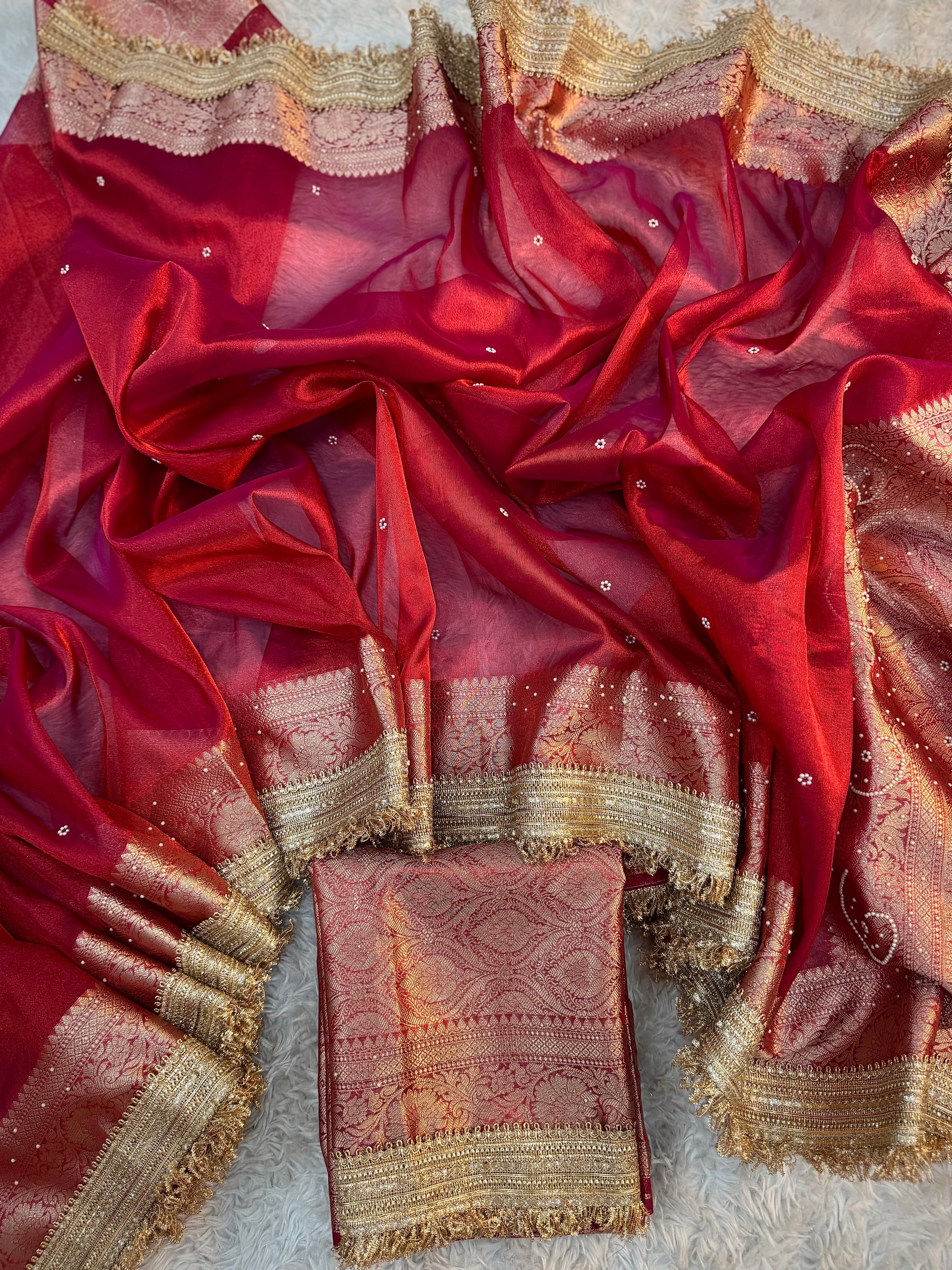 𑁍 करवा चौथ 𑁍 PREMIUM BRIDAL RED SHADE SOFT TISSUE SILK SAREE HAND STONE WORK WITH LACE ATTACHED