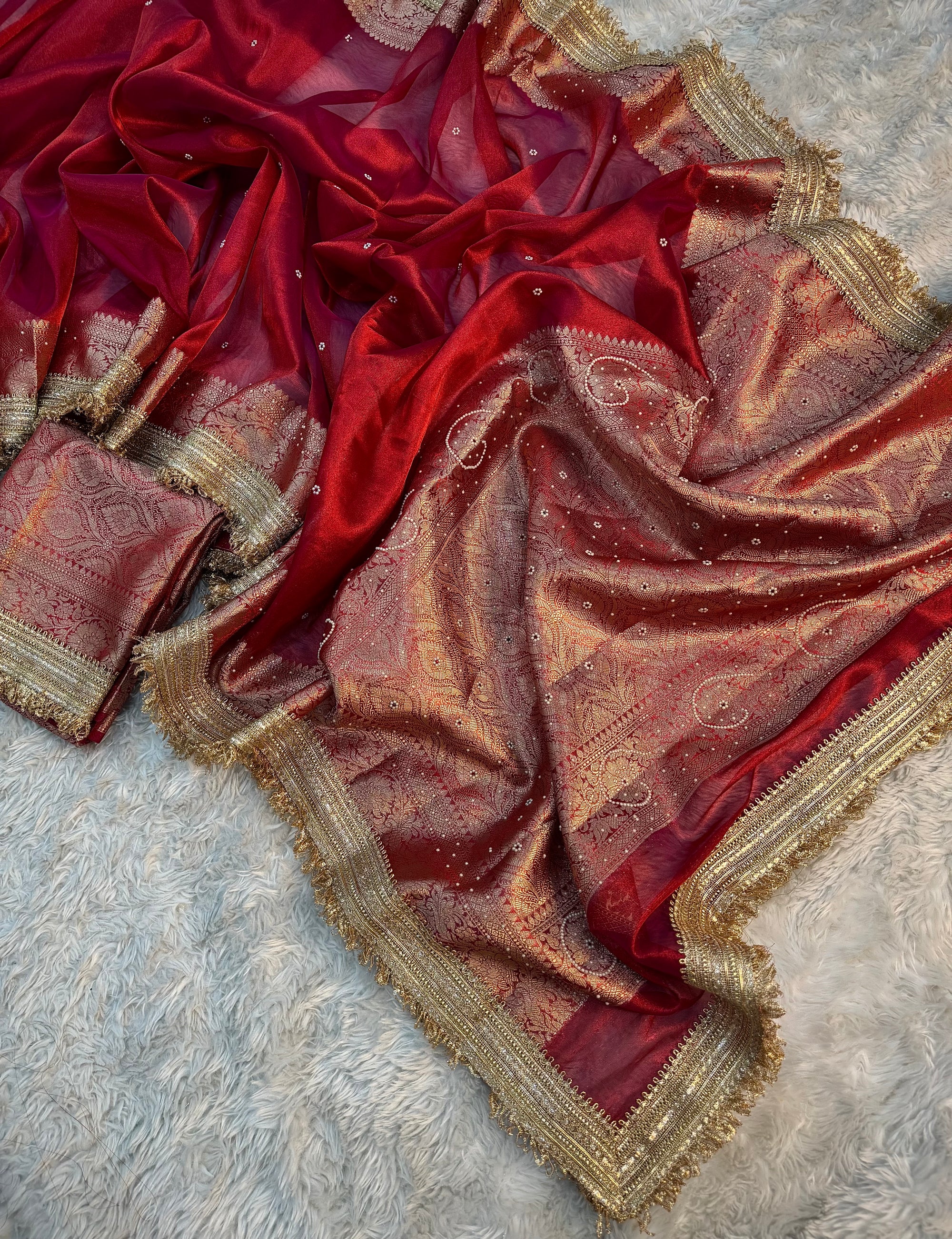 𑁍 करवा चौथ 𑁍 PREMIUM BRIDAL RED SHADE SOFT TISSUE SILK SAREE HAND STONE WORK WITH LACE ATTACHED