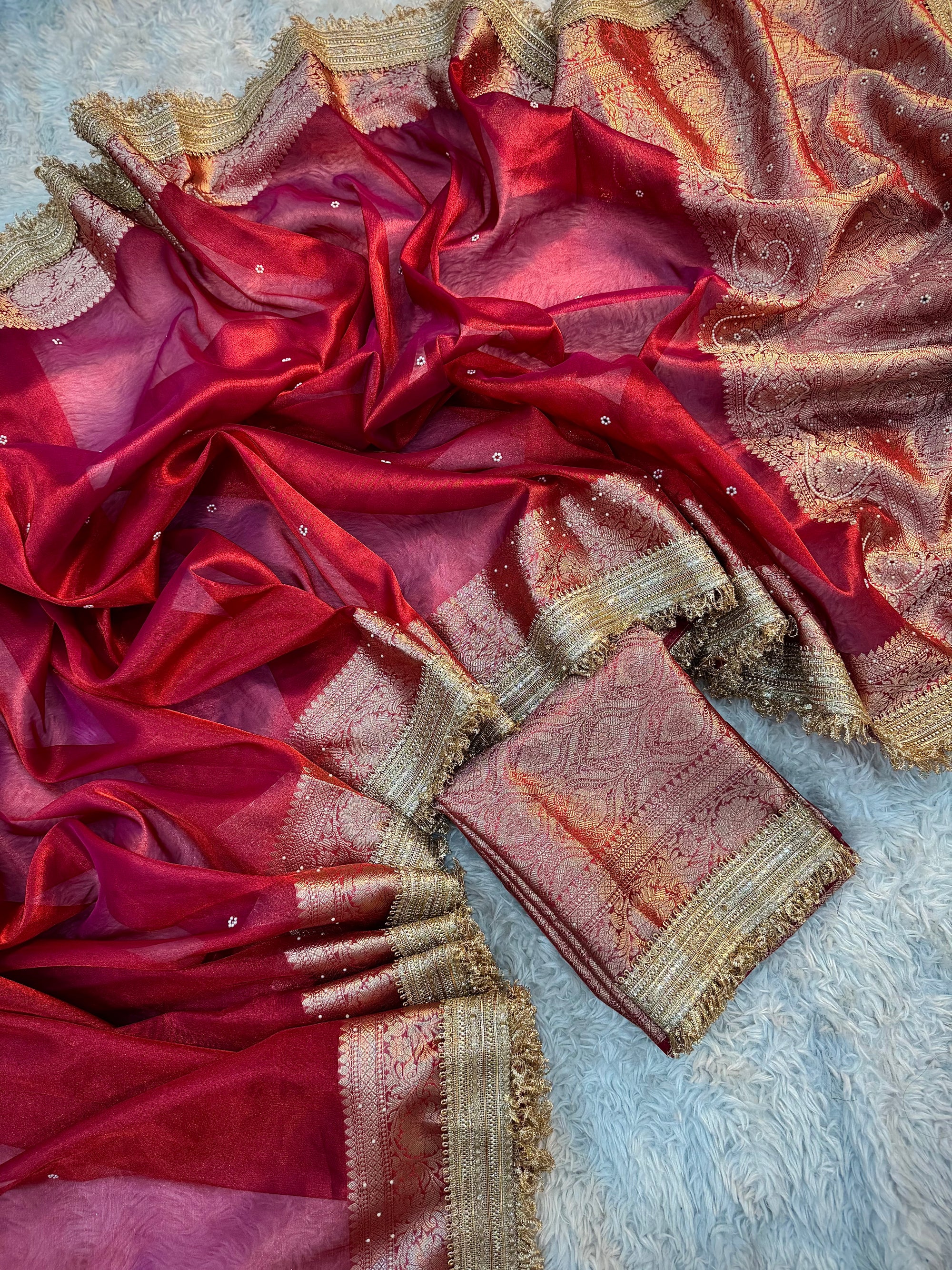 𑁍 करवा चौथ 𑁍 PREMIUM BRIDAL RED SHADE SOFT TISSUE SILK SAREE HAND STONE WORK WITH LACE ATTACHED