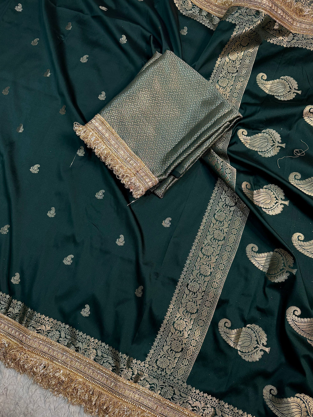 PREMIUM BOTTLE GREEN SHADE BANARASI SOFT SILK SAREE WITH LACE ATTACHED