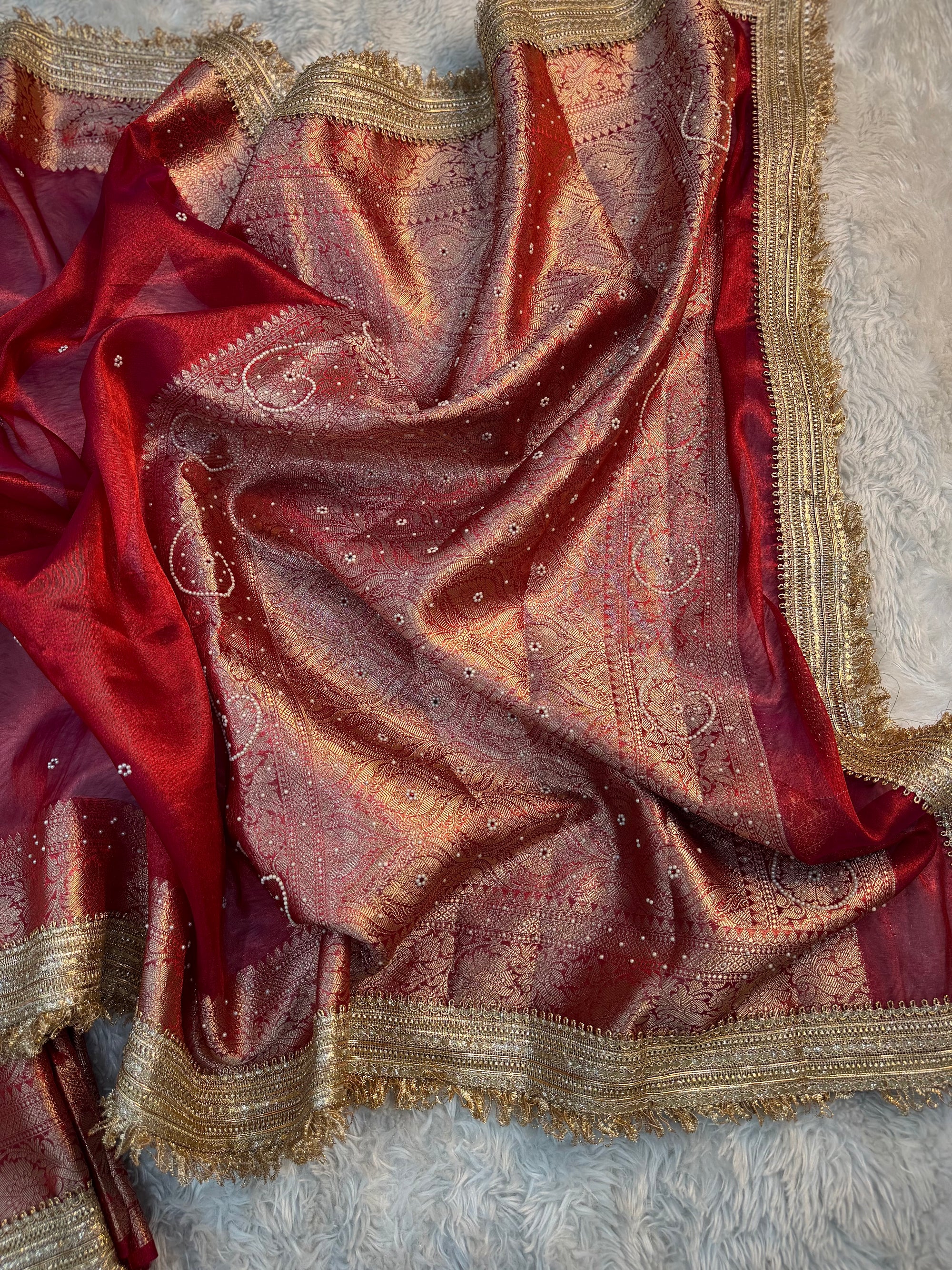 𑁍 करवा चौथ 𑁍 PREMIUM BRIDAL RED SHADE SOFT TISSUE SILK SAREE HAND STONE WORK WITH LACE ATTACHED