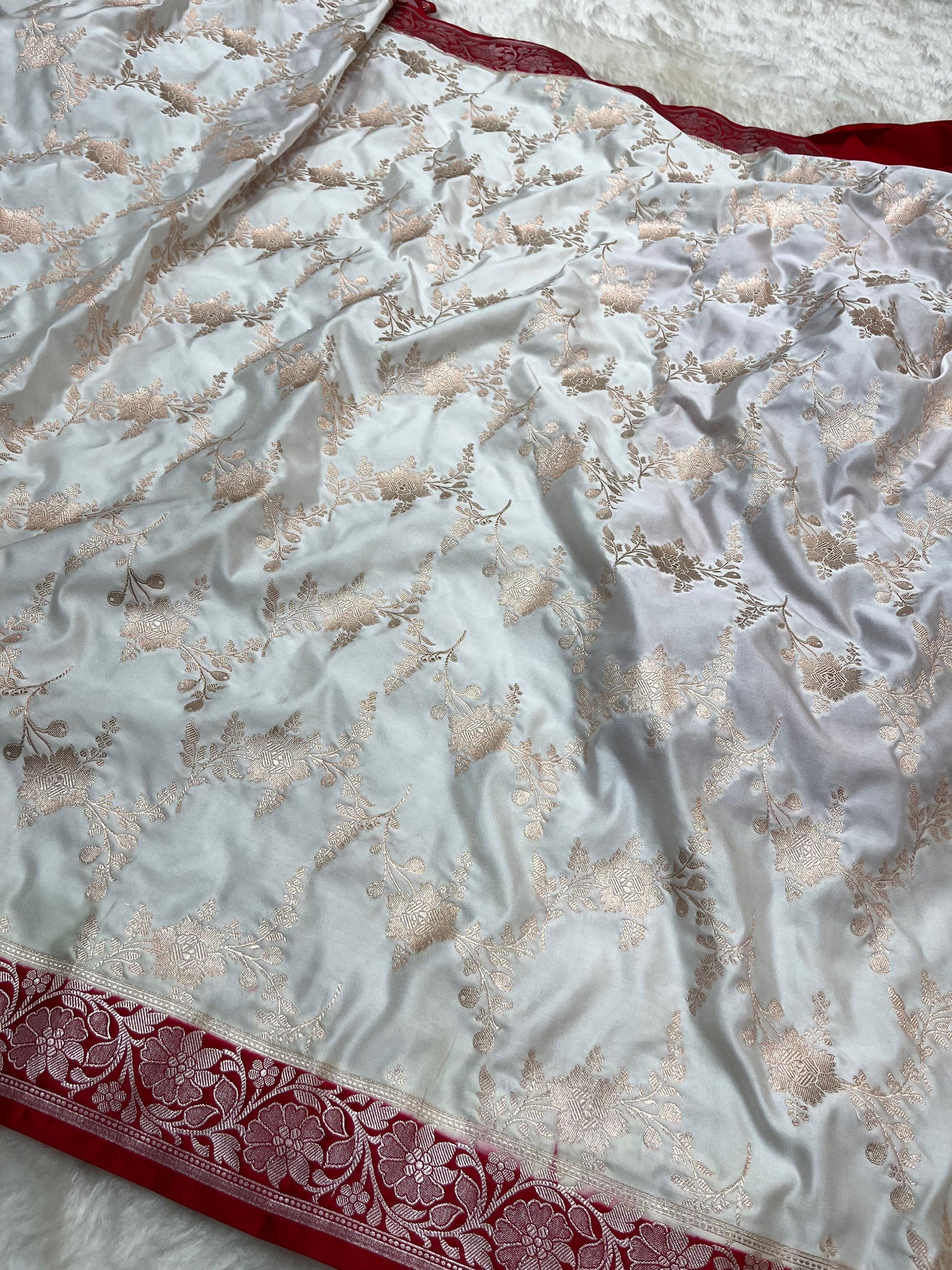 PREMIUM WHITE AND RED SHADE SATIN MASHRU KATAN SILK SAREE