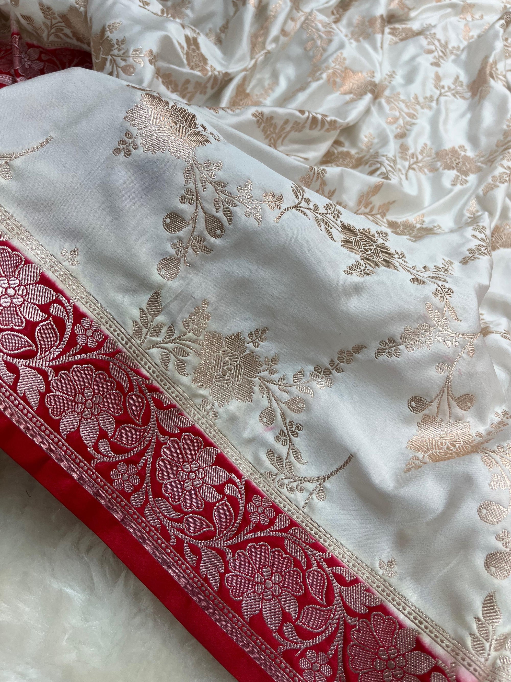 PREMIUM WHITE AND RED SHADE SATIN MASHRU KATAN SILK SAREE