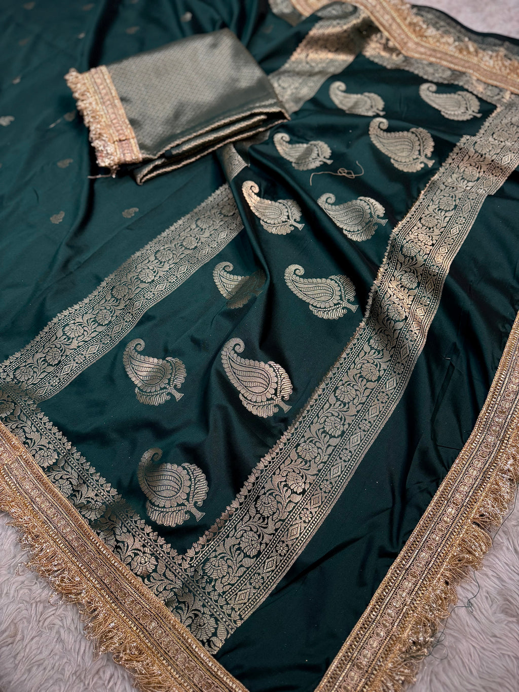 PREMIUM BOTTLE GREEN SHADE BANARASI SOFT SILK SAREE WITH LACE ATTACHED